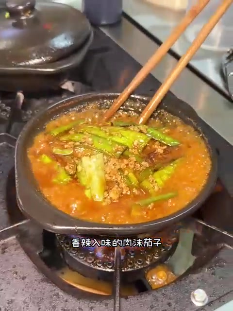 猛火现烧砂锅菜太爱!碳水党试七街这家～能吃3碗饭!
