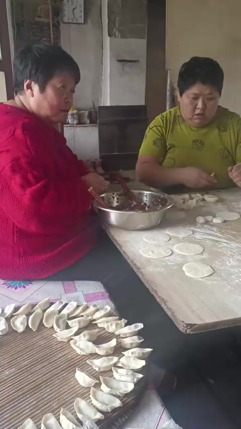 两大美女包饺子