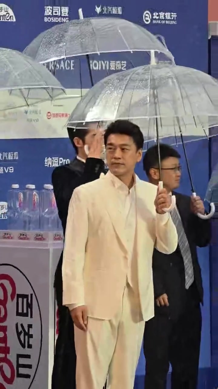 #于适淋雨淋出表情包# 4月16日,电影《四渡》剧组 刘烨 王雷ACTION 王志飞 于适