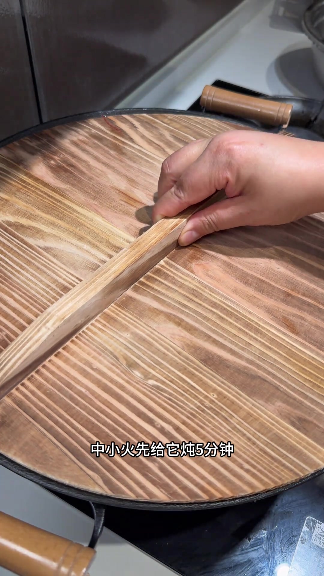 蒜蓉小龙虾蒜香浓郁，虾肉鲜嫩超美味