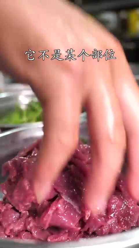 鱼头泡饭怎么烹饪，看石河子大厨正宗做法，汤汁浓郁又下饭！