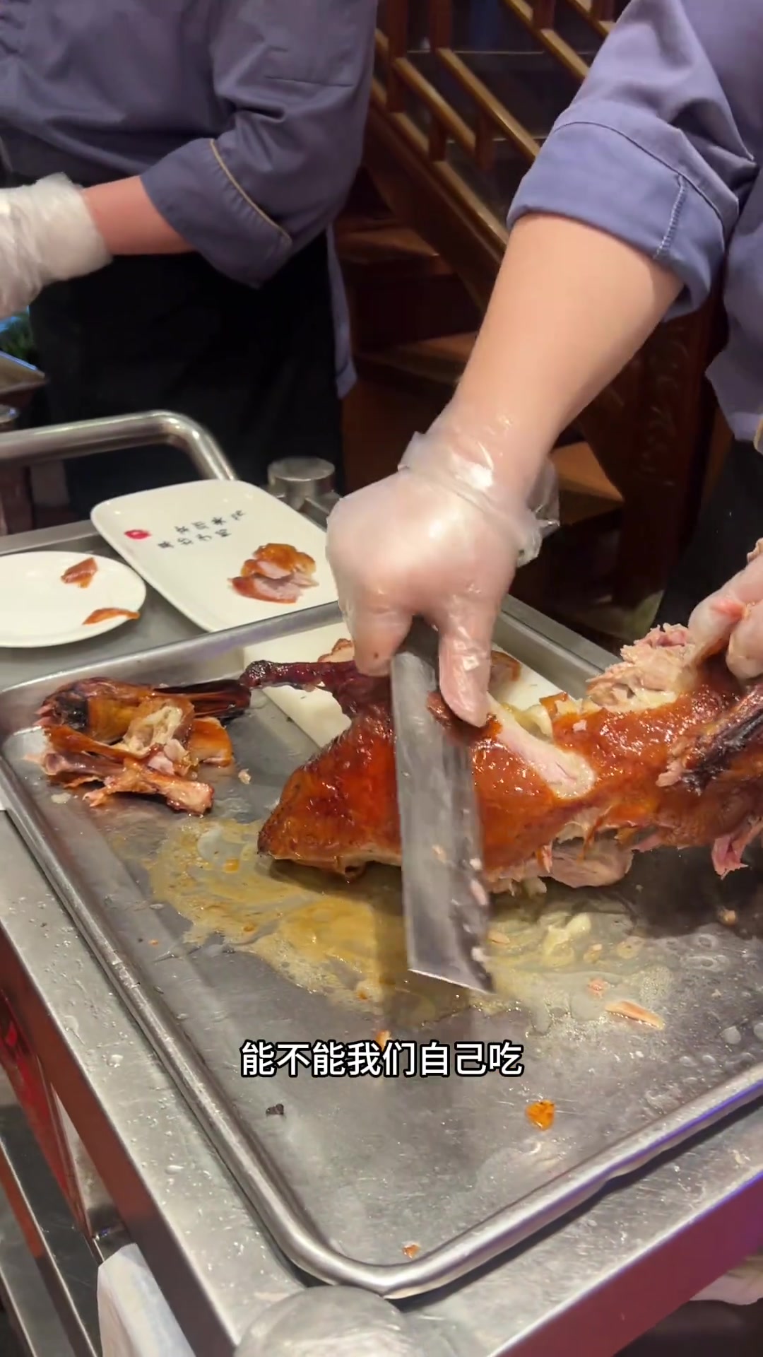 来到北京,必尝全聚德烤鸭,美味难忘!