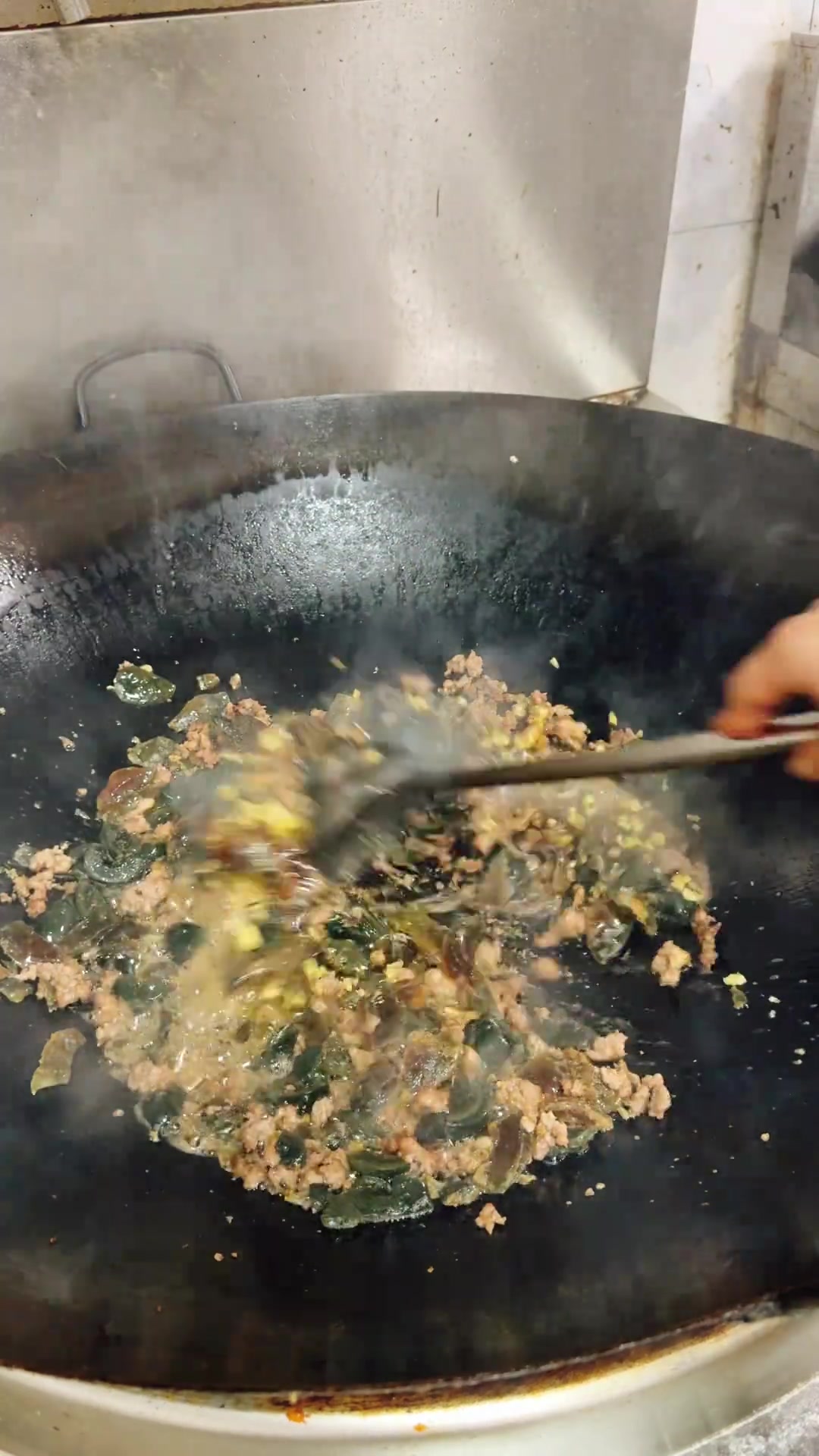 湘菜食堂大锅菜：米豆腐烧皮蛋，下饭又简单