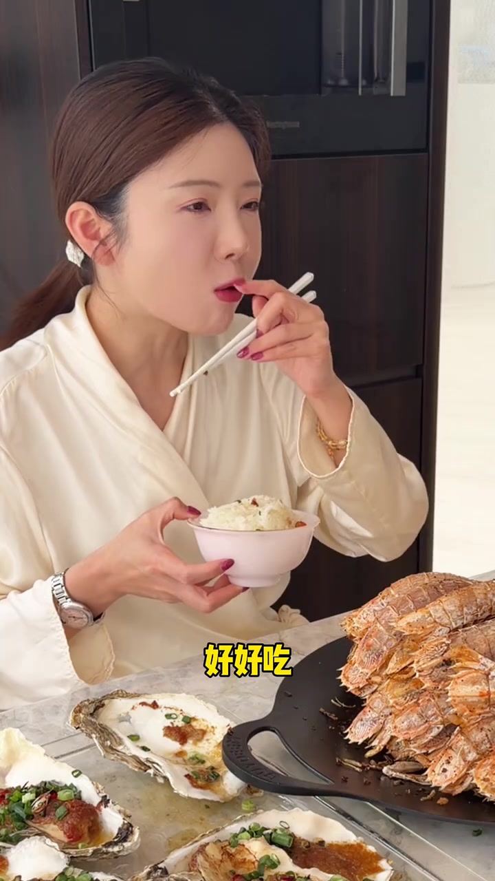 椒盐爬爬虾配蒜蓉生蚝，爽！