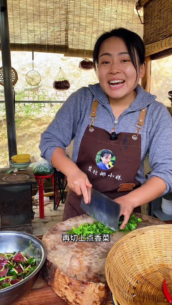 田间野生鱼腥草,最简单的凉拌吃法,甘肃人的最爱!宝鸡