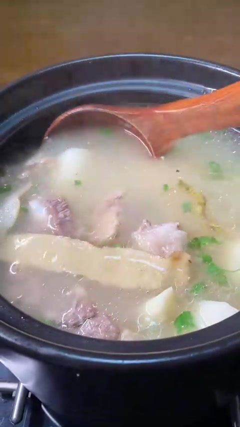 好久没喝汤了,晚上煲了个鱿鱼干山药排骨汤,简直太鲜了