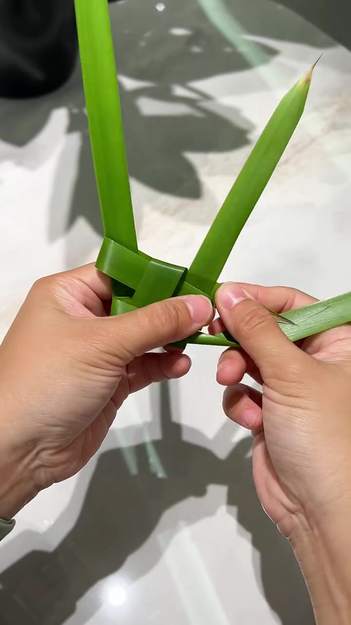 劳动节快到了,教孩子编一只可爱的小鱼吧,简单又好看#亲子手工 #创意手工 #自制玩具 #幼