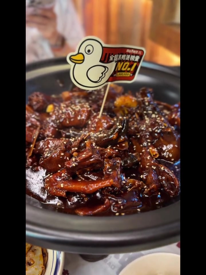 真的香迷糊了！快去吃回味黑鸭煲，南宁美食馋哭了