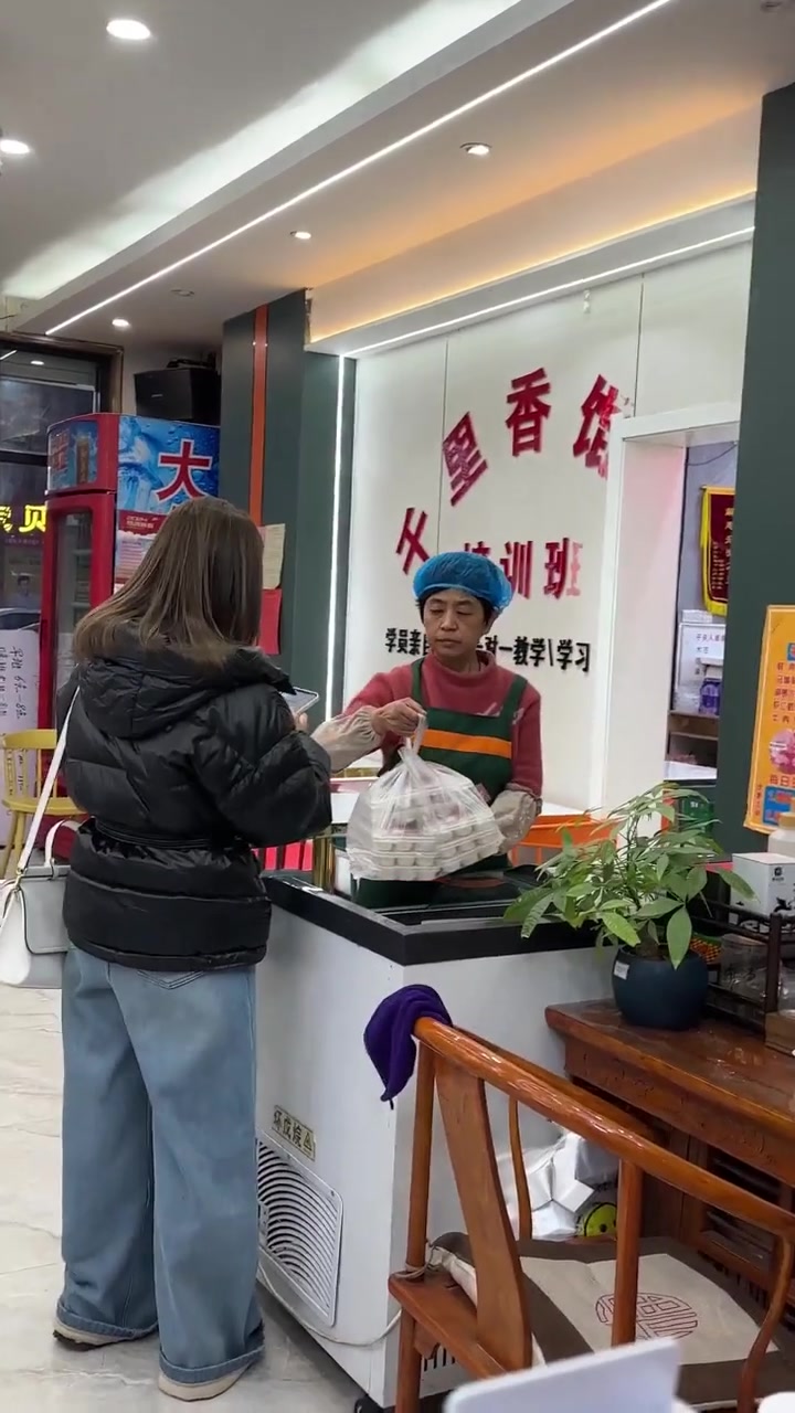 金河西路千里香馄饨热销，玉米鲜肉馅鲜香，福州