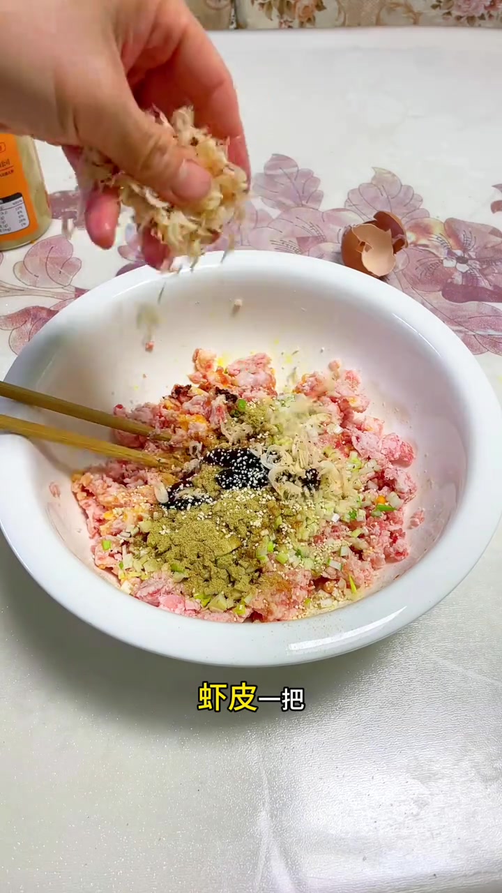 家人们都说全麦黑面粉好吃，今天又给老妈安排上了，南瓜馅水饺真的很好吃哦和老妈的幸福生活