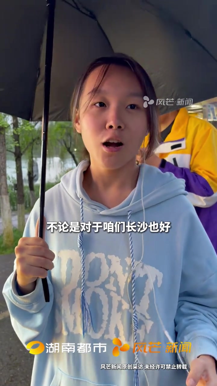 长沙一名煎饼摊阿姨被恶意竞争,经市场管理方与当事人阿姨协调,已为她免费设立固定摊位,不少大