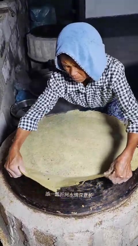山东纯手工柴火鏊子摊制杂粮煎饼，柴火做的味道就是不一样