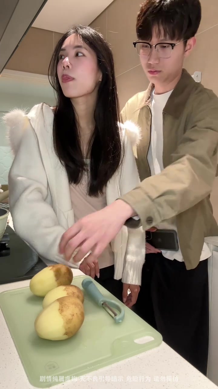 没屎就给你削出屎来  #抽象情侣 #你们男朋友也这样吗