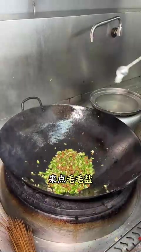 今天分享一道“下饭神器”:腊八豆炒蛋