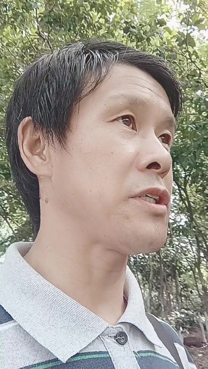 阳光明媚，晴空万里，我怀着愉快的心情来到植物园，景色真美。