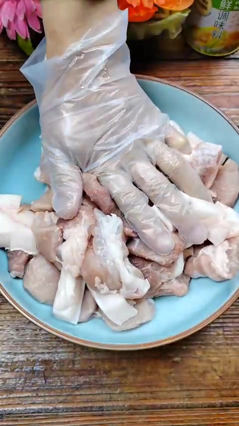 把肉腌制一下包粽子,味道会特别的鲜美