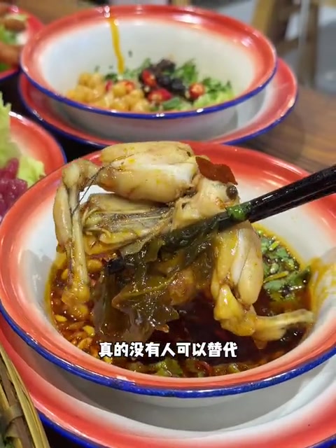来小巷子里吃黄辣丁鱼火锅啦