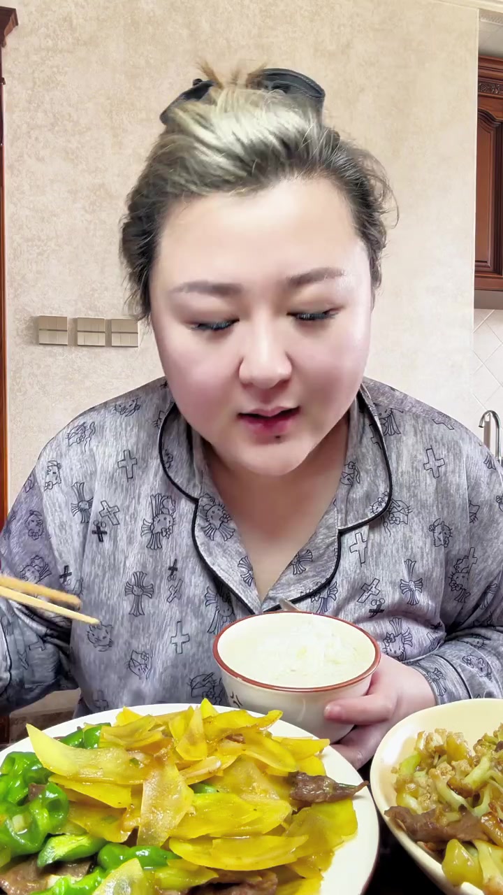 土豆片炒辣椒!菜花炒肉!#东北家常菜 #妈呀太香了 #家常菜 #吃的太香了
