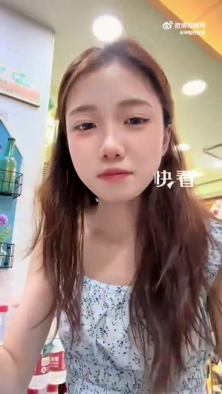 「#女孩便利店吃蛋糕店员放生日歌#」近日,广东,女生在便利店吃蛋糕跟唱背景音乐,下一秒背景