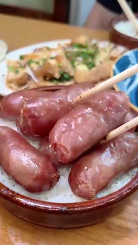 午饭时间到，山野的禾虫蒸蛋和干蒸排骨饭大酒楼吃不到