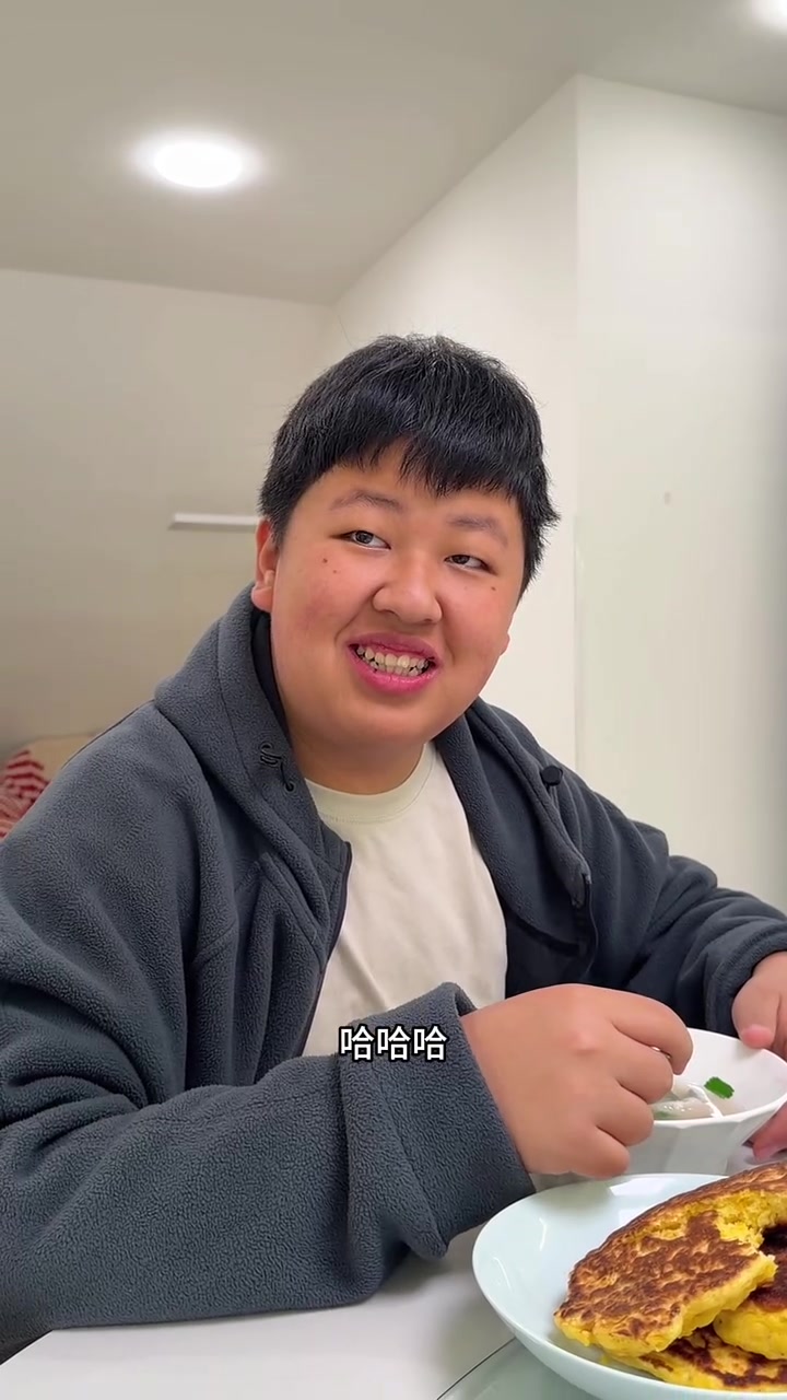 平凡又美好的一天又开始啦!早上虽然起晚了,但这仗咱还是赢了「鲜玉米鸡蛋饼」好好吃,你们应该