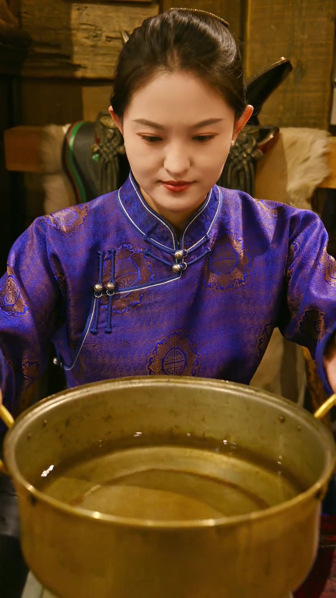 格日勒阿妈的孙女，认真熬蒙古奶茶