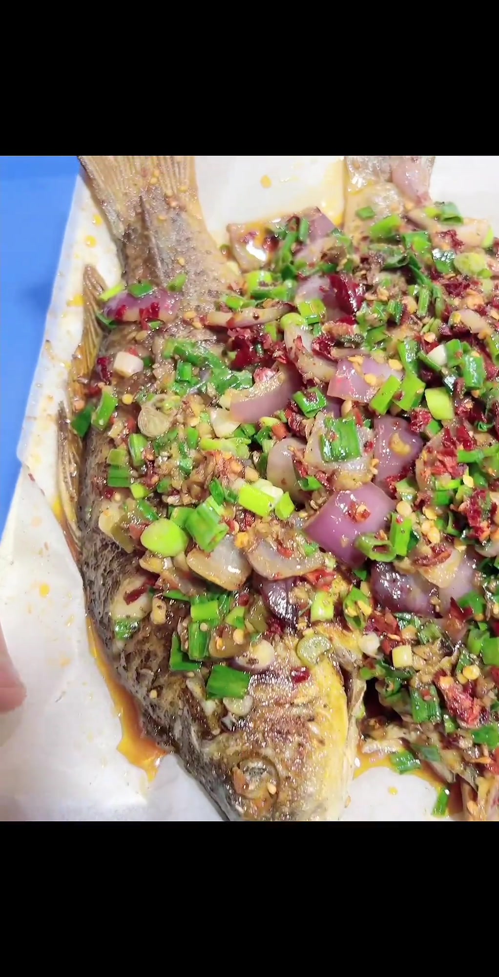 活鱼现杀做铁板鲫鱼，真材实料超美味