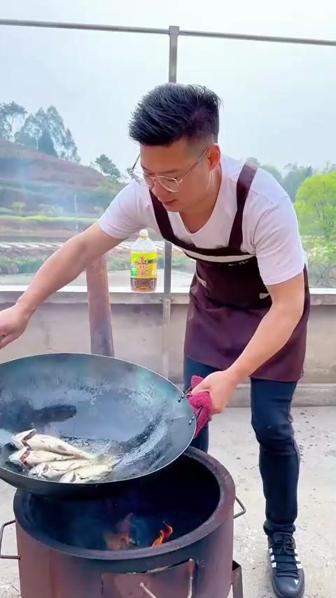 鲫鱼汤还是白萝卜炖的好,又白又浓香
