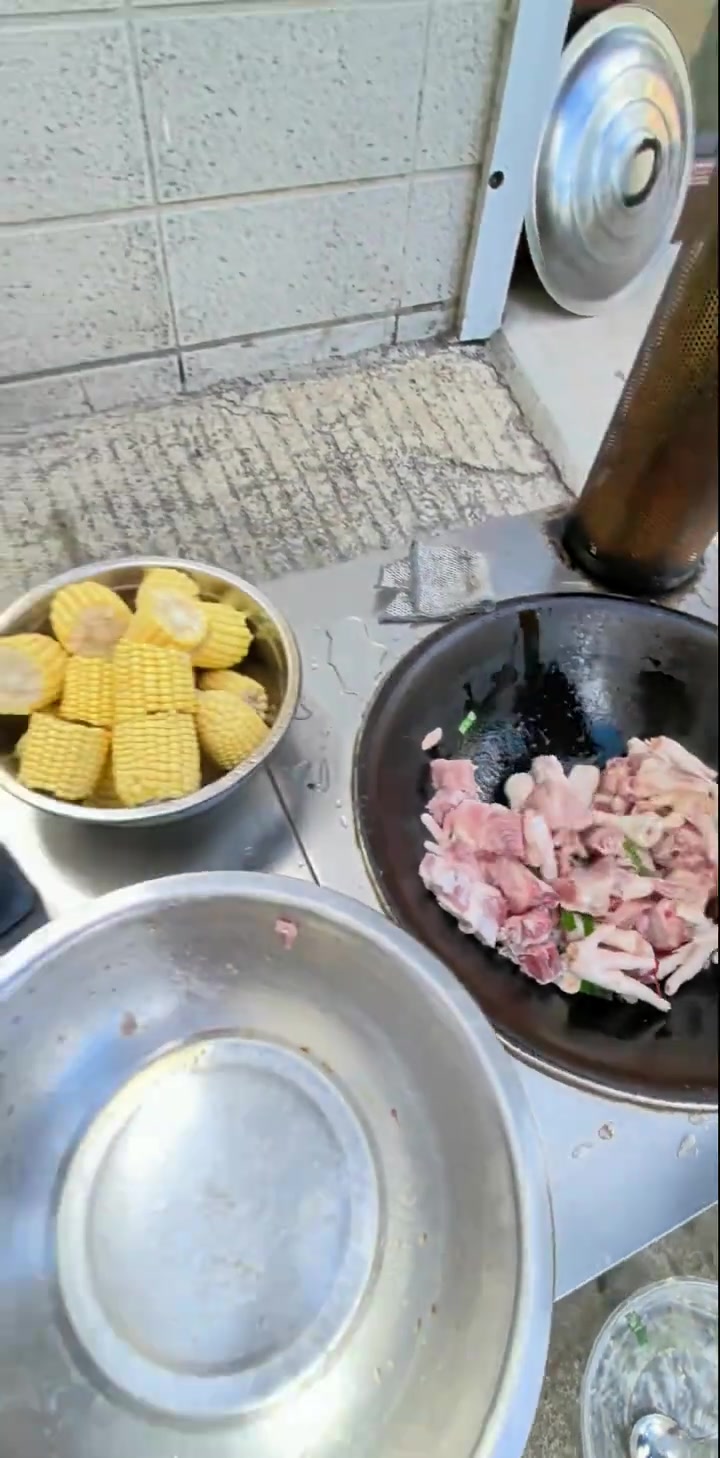 乡下柴火饭：铁锅炖排骨鸡手玉米土豆干豆角丝