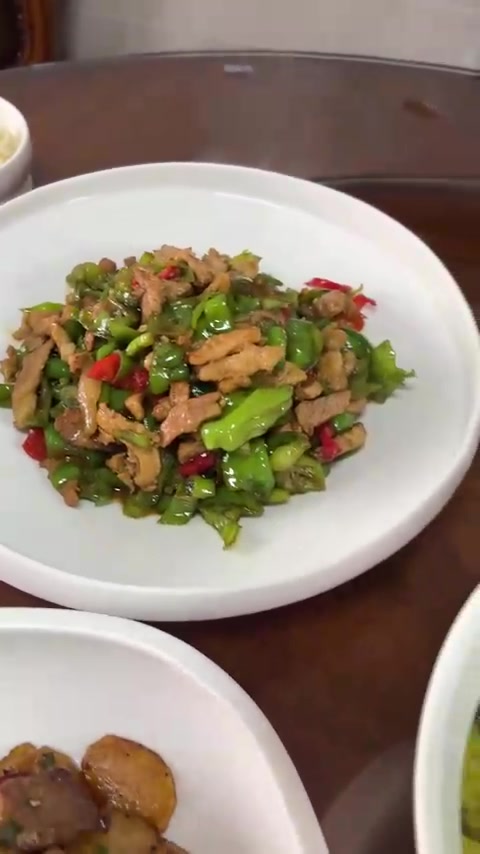 菜谱来喽!白灼秋葵、孜然土豆片、青椒炒肉丝、冬瓜海带汤