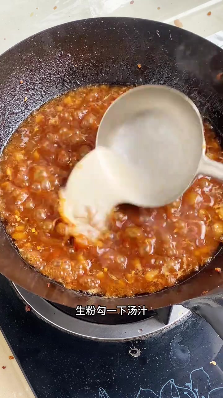 炸酱面美味秘诀,肉丁配菜减腻,酱料加水去咸
