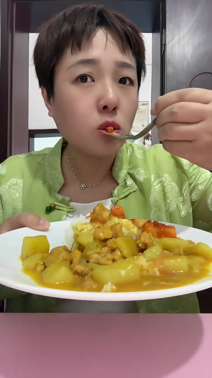 昨天看大部分同学拿着零钱高高兴兴的去买零食，其实我也很开心
