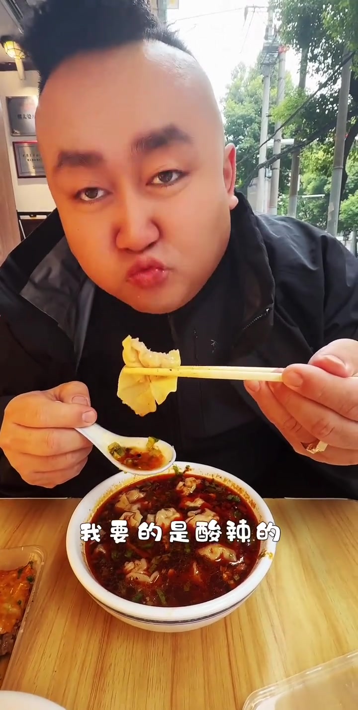 来到武汉怎能不吃一碗正宗的热干面,这豆皮是惊艳到我了