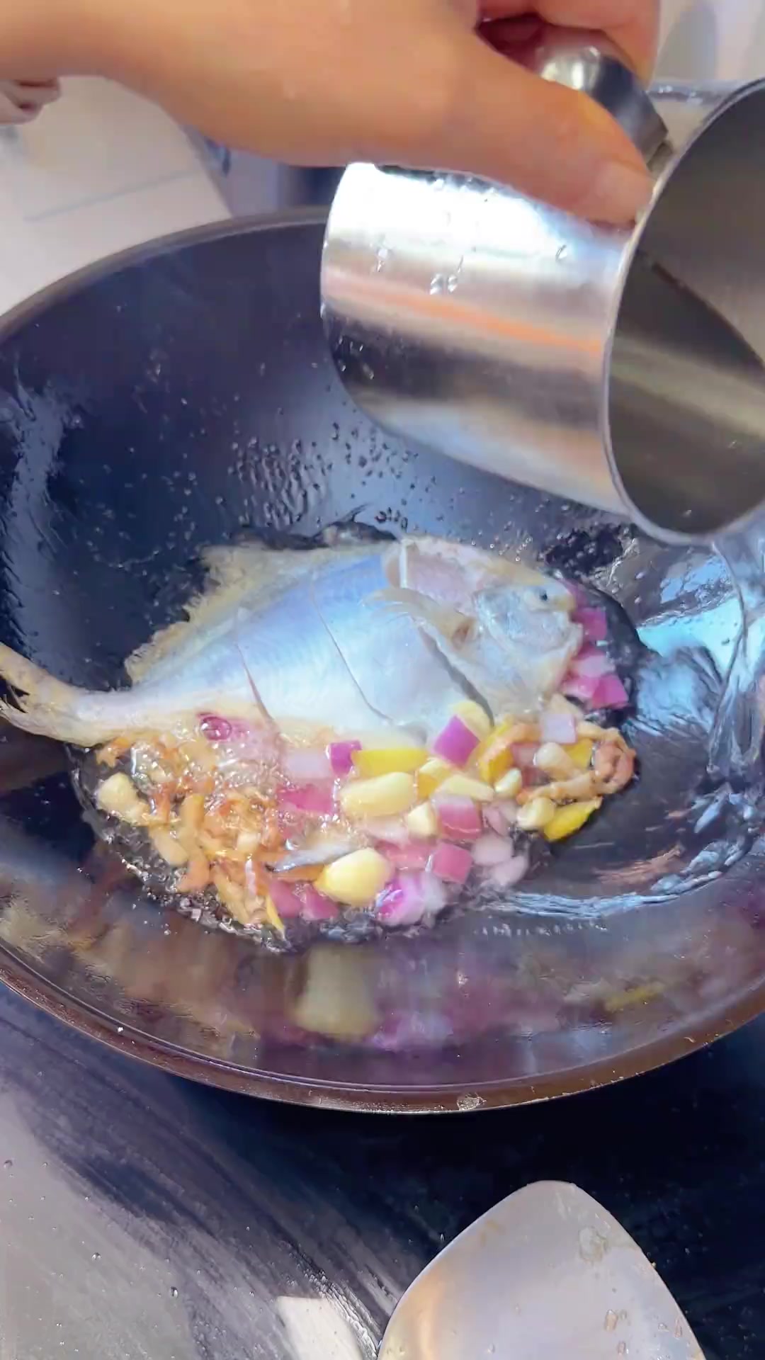 台州特色菜,鲳鱼煮年糕,这样烧才鲜美