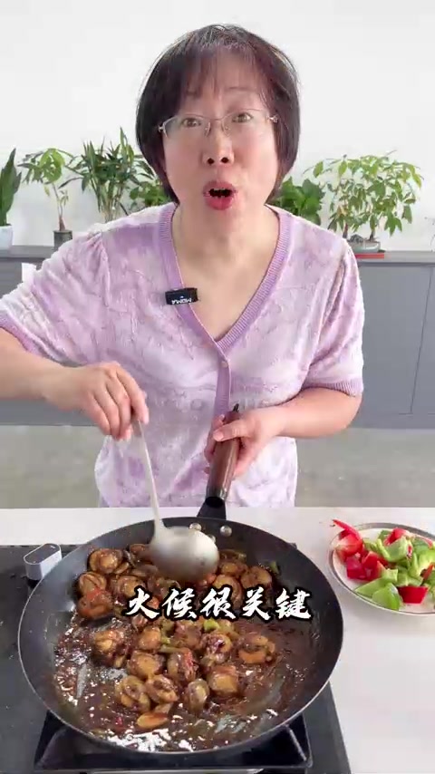 这道辣炒扇贝肉做法简单方便，关键是特别下饭