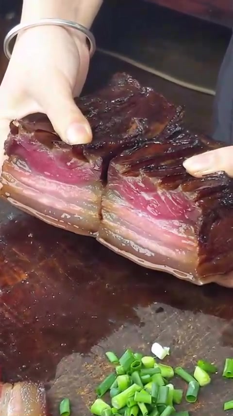 湖南农家自制腊肉，柴火熏出的正宗滋味