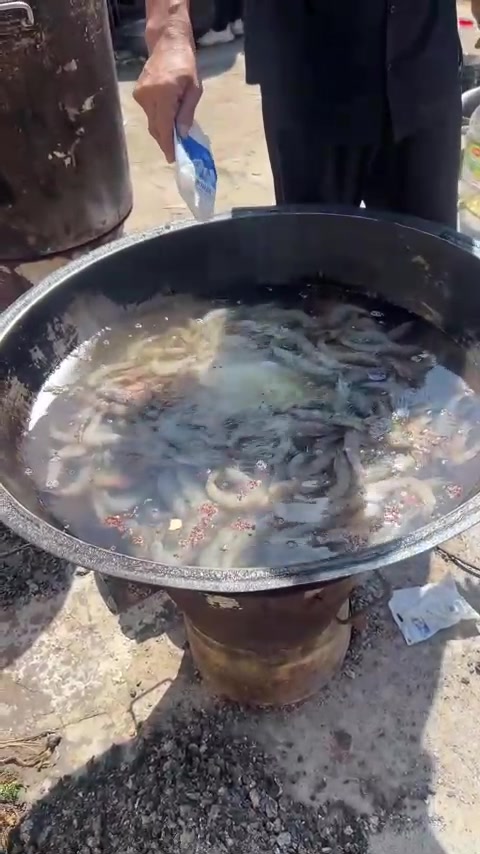 乡村大锅菜,一道盐水大虾