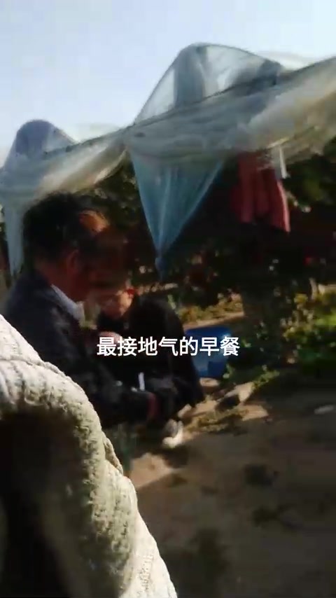 田间地头的早餐,简单接地气,是乡村独特风景线