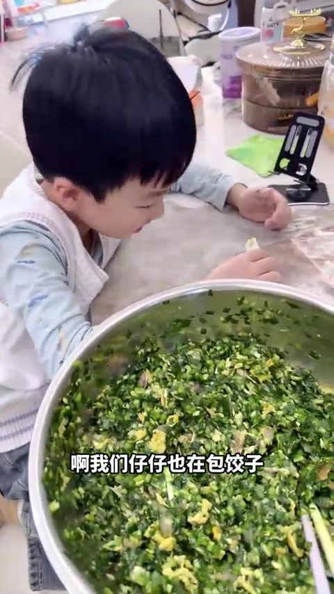 冬天第一场雪，一家人包饺子的幸福时光，结尾有彩蛋