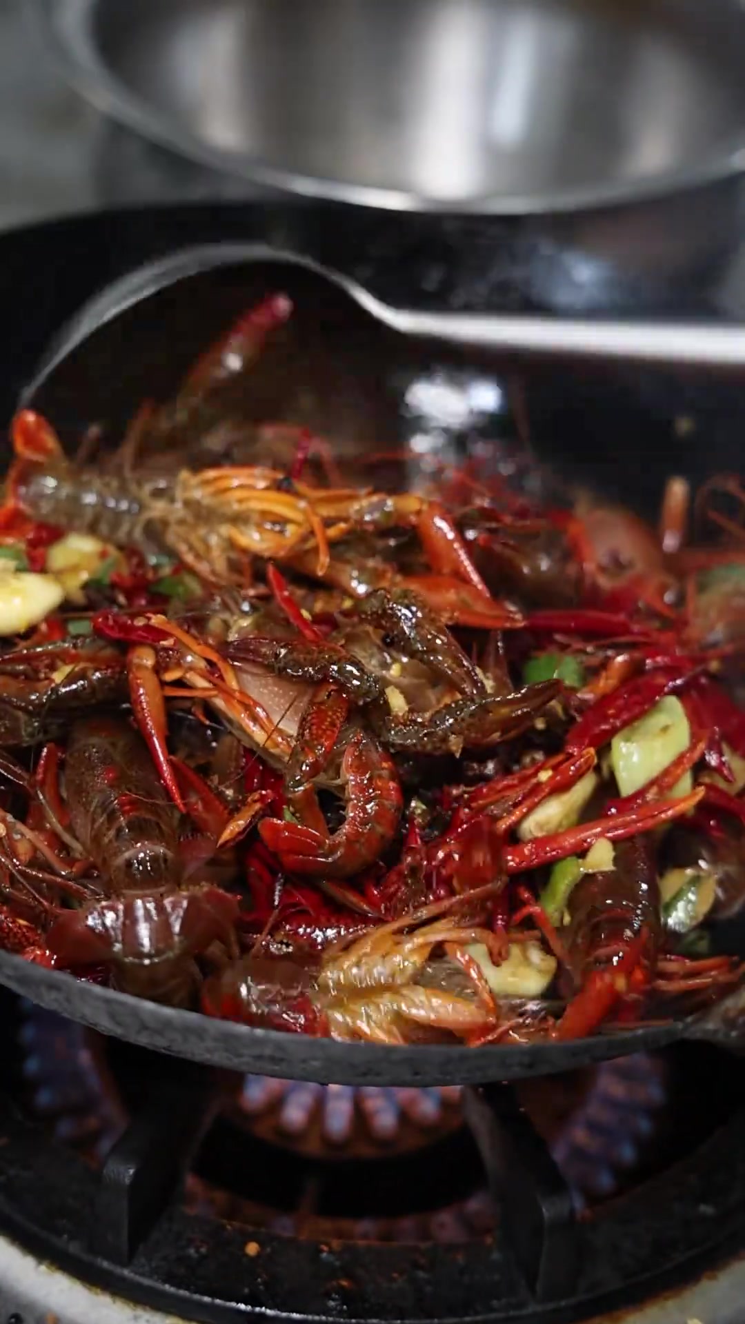 家常味烧龙虾 烧法简单味道好吃，龙虾开始上市了，就按照我这个法你做吧在家！#家常烧龙虾 #