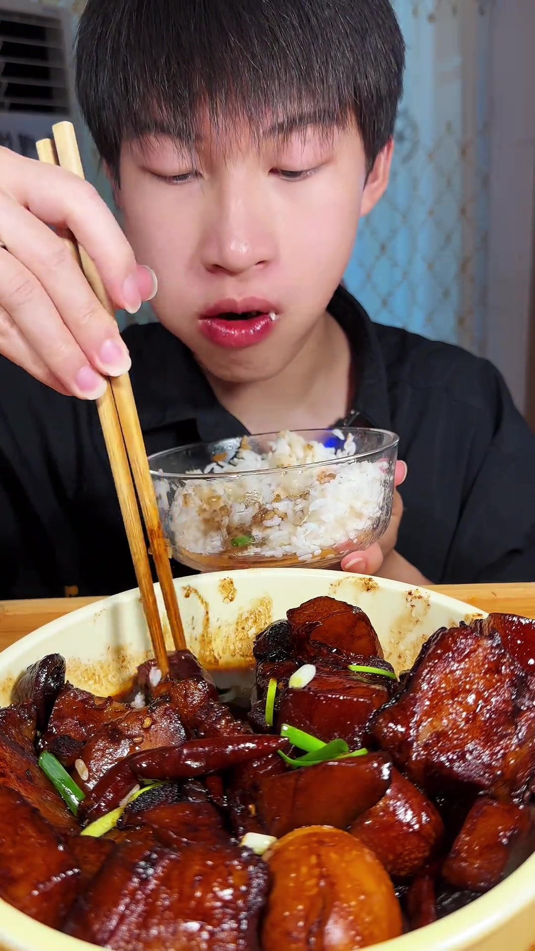 红烧肉肥而不腻，加土豆香菇鸡蛋太香了！