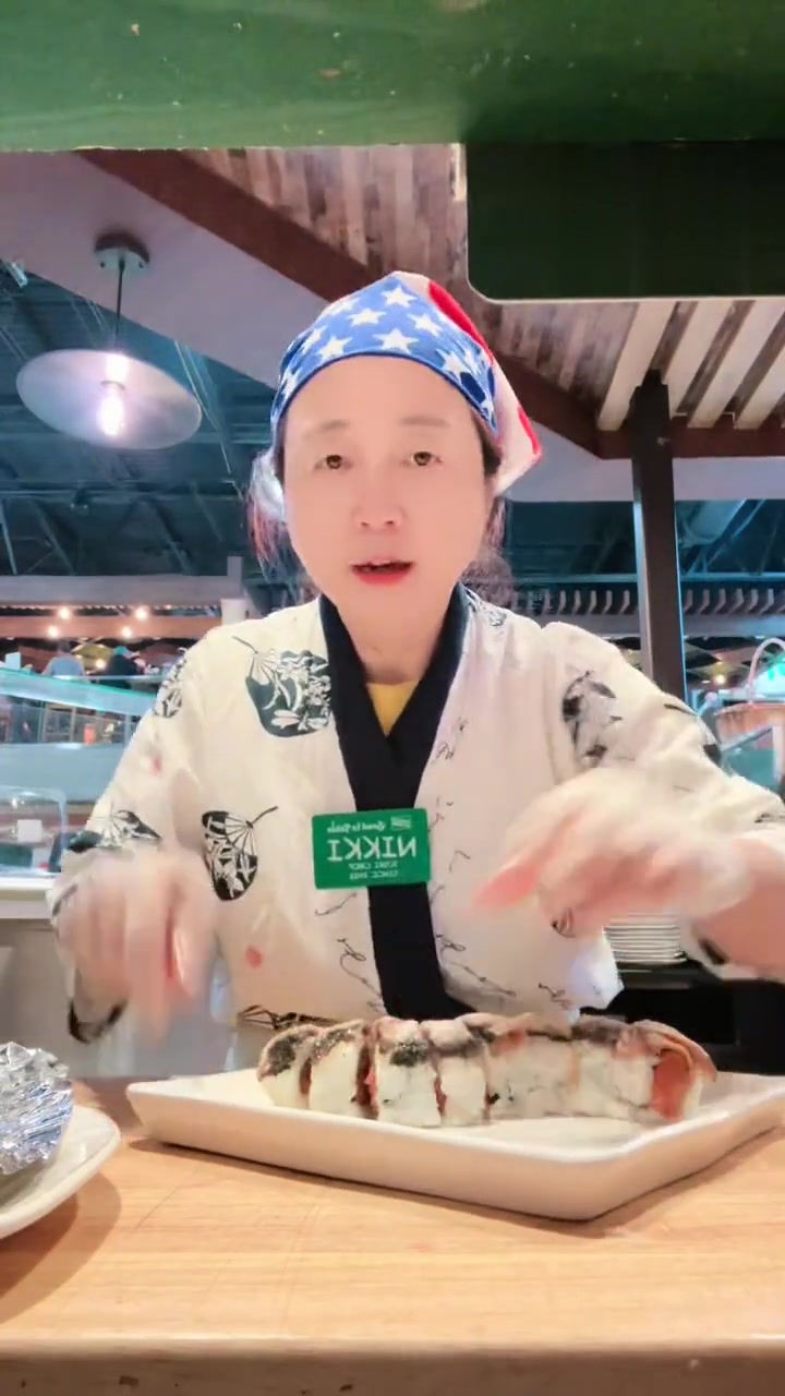 纯手工制作辣吞拿鱼鳗鱼寿司卷