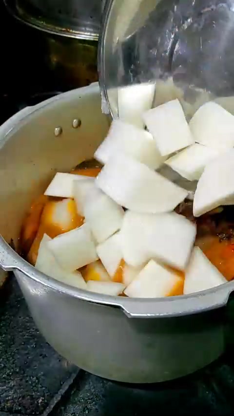 红烧羊肉。天冷滋补必安排,羊肉不放八角