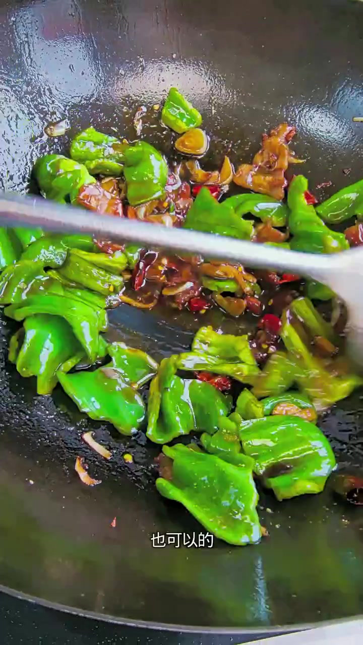 青椒土豆片炒肉!请您准备两碗大米饭。#内容启发分享计划 #青椒土豆片炒肉 #老铁教你做好菜