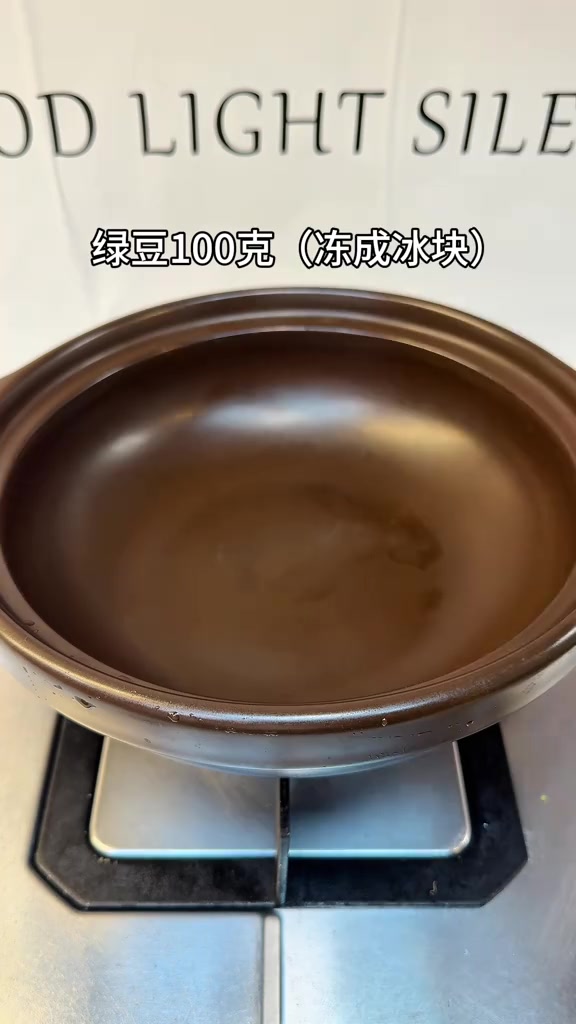绿豆银耳莲子粥,清润解腻,手抓饼香肠卷香到上头,再加一份生菜鸡蛋饼营养满满,好好吃饭,生活