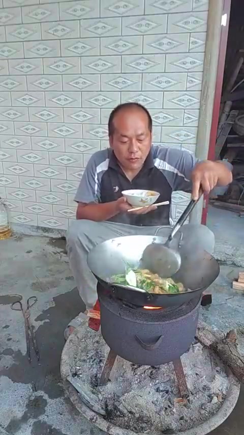 回来二十多天黑得像卤蛋,今天吃小白菜炸豆腐火锅超好吃!