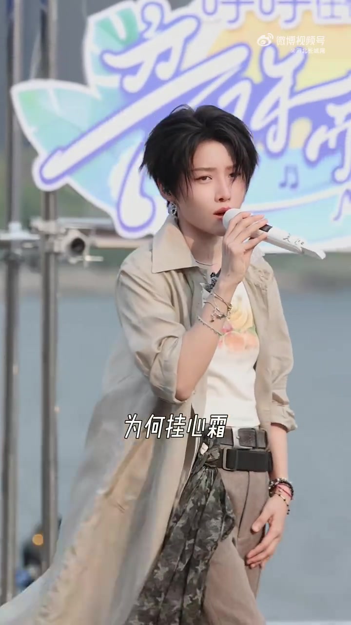 「#刘雨昕雾时光夯爆了#」由 刘雨昕 献唱的《月鳞绮纪》cp曲,声线开阔有力,把藏在迷雾里