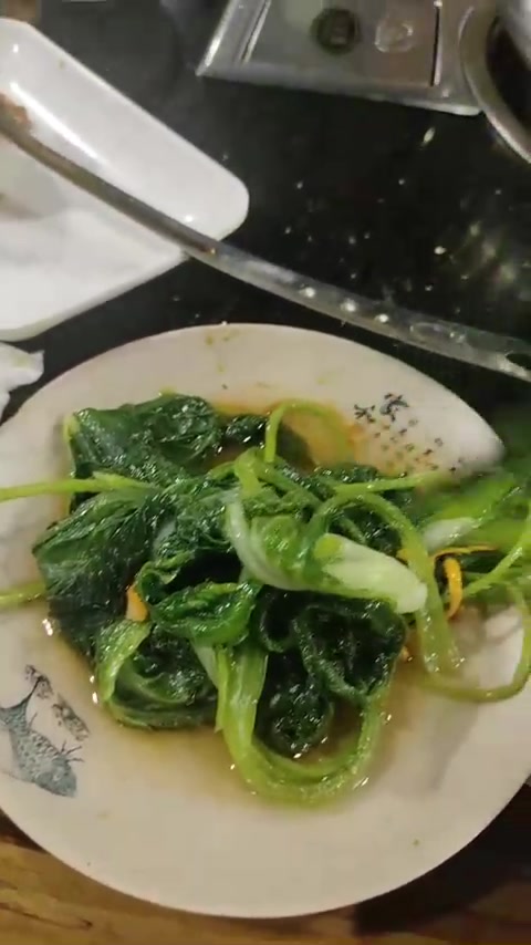 别人吃自助奔海鲜大菜,我却只吃蔬菜