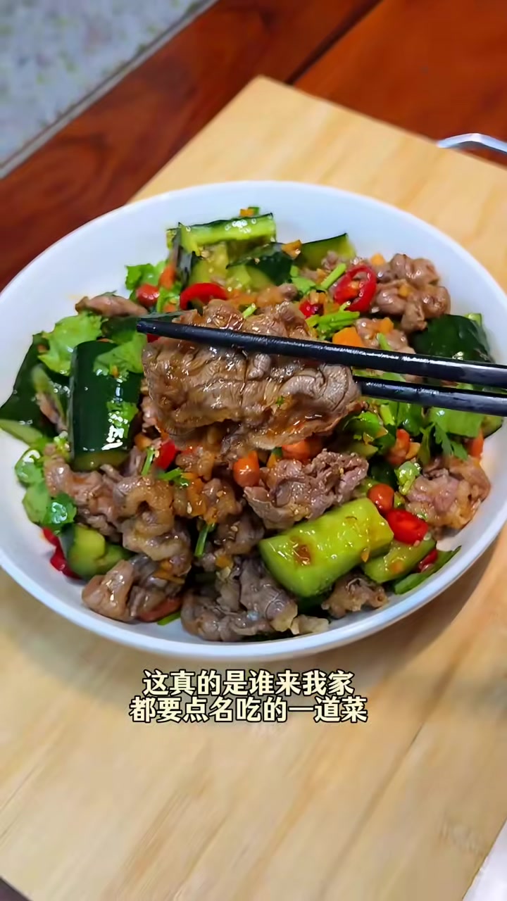 妈妈做的家常晚餐!今日菜单:菠萝排骨+黄瓜拌五花趾+潮汕老香黄鸭肉汤+无水时蔬鸡腿煲+豆腐