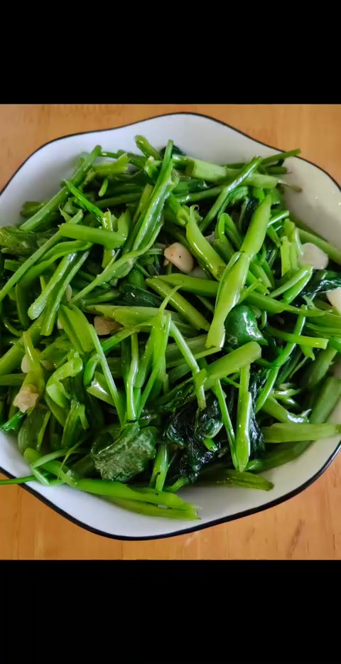 今晚家常菜：猪蹄烧黄豆、番茄蛋汤、豇豆、空心菜炒辣椒